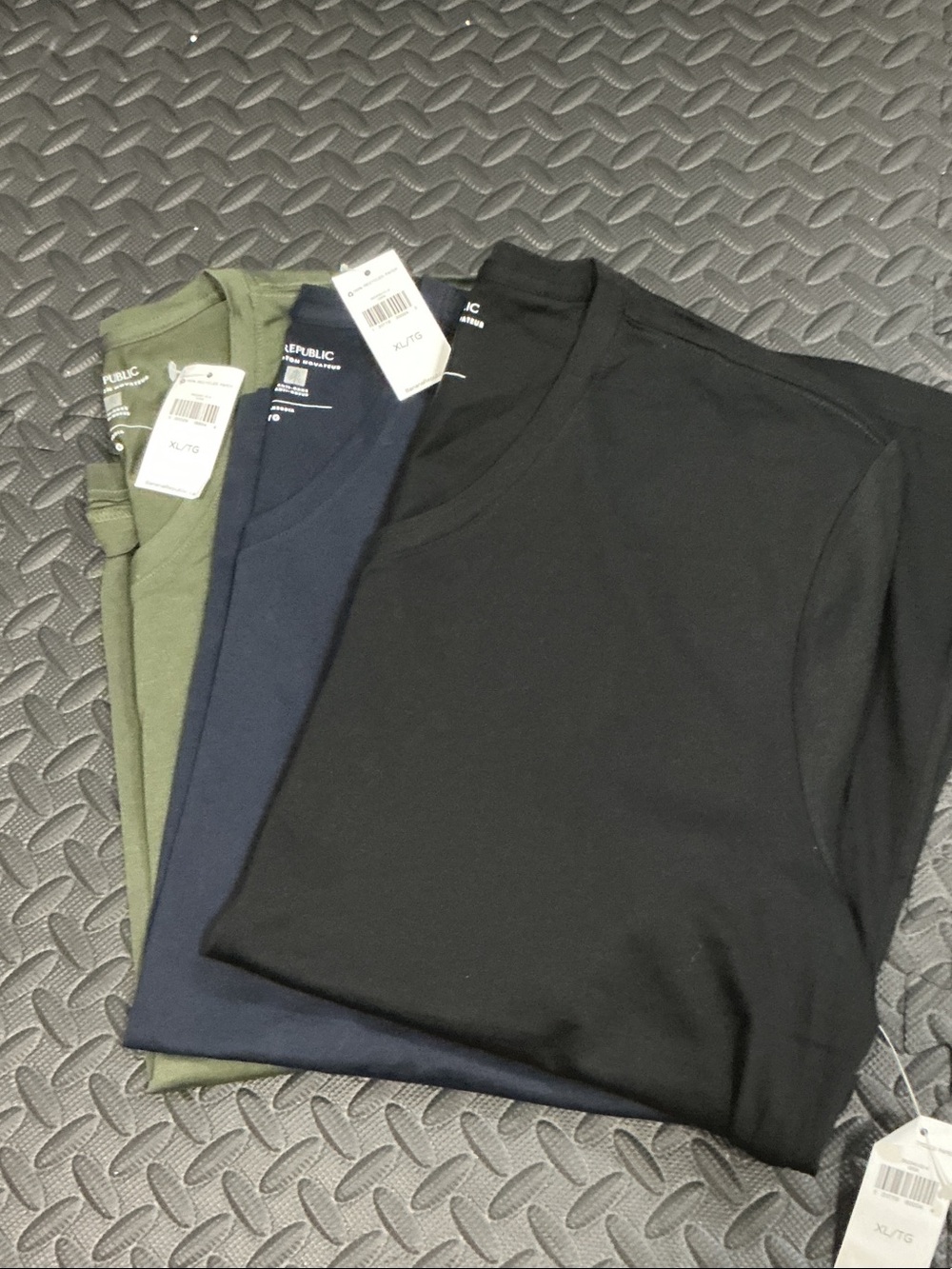 NWT Bundle 3 Banana Republic Men's V-Neck Tees — Black, Navy, Olive